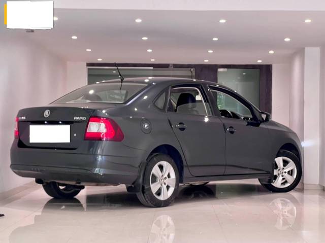 https://images10.gaadi.com/usedcar_image/4552932/original/processed_b26f988ab3e51de92d17432215beae8f.jpeg?imwidth=6401