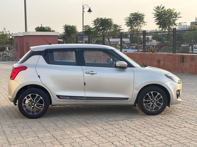 https://images10.gaadi.com/usedcar_image/4552943/original/processed_94cf3de6a621789f3fca867d01892a3a.jpeg?imwidth=6401
