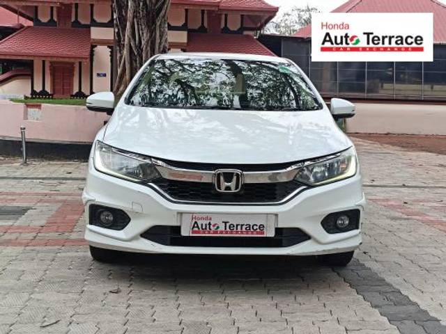 https://images10.gaadi.com/usedcar_image/4552944/original/fe68cf88f3426ebbcc2a2160bf73b956.jpg?imwidth=6400