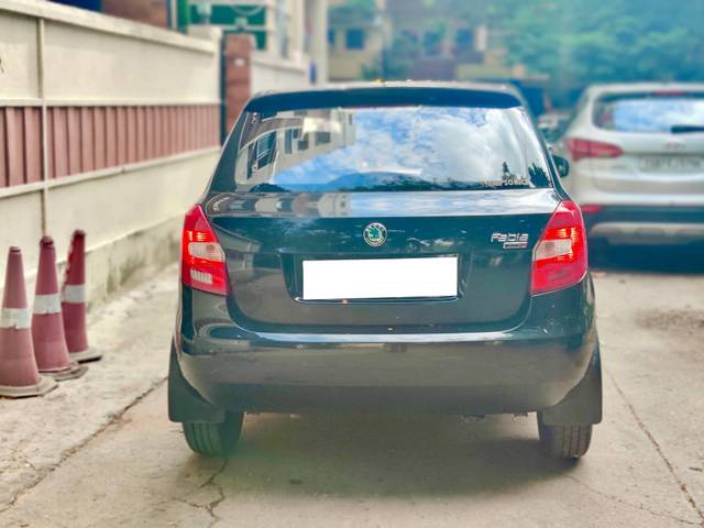 https://images10.gaadi.com/usedcar_image/4552945/original/processed_5d7a36ea-1981-44e0-8fda-e3941956d046.jpg?imwidth=6402
