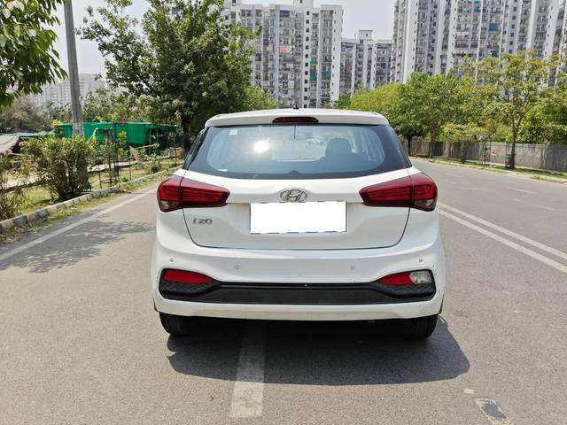 https://images10.gaadi.com/usedcar_image/4553015/original/processed_e6b945ba7cb0935134ca6bdbac1432ae.jpg?imwidth=6402