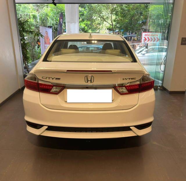 https://images10.gaadi.com/usedcar_image/4553070/original/processed_5facc9e3a991c7937cfa7720f7bdffad.jpeg?imwidth=6402