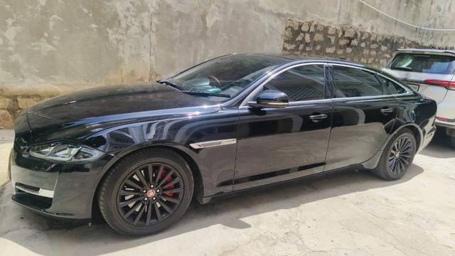 https://images10.gaadi.com/usedcar_image/4553080/original/processed_c474ce64-553d-4b10-b695-713ee6144007.jpeg?imwidth=6402