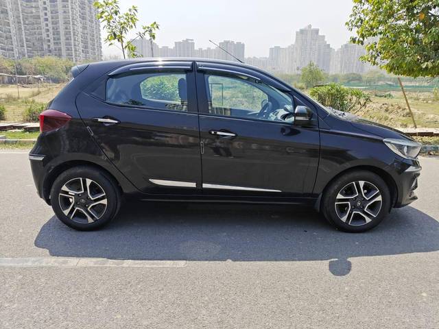 https://images10.gaadi.com/usedcar_image/4553084/original/processed_cdf68cad53f489b88a861a45ab120da8.jpg?imwidth=6401