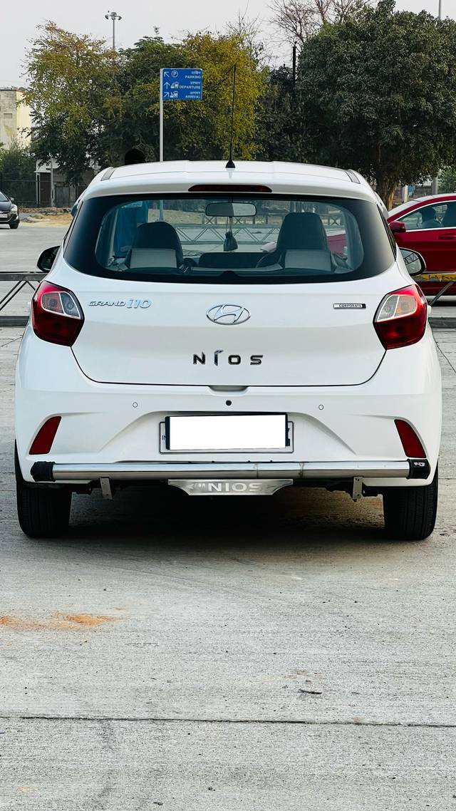 https://images10.gaadi.com/usedcar_image/4553119/original/processed_8717f668f3e85aa279f438a662cf8631.jpg?imwidth=6402