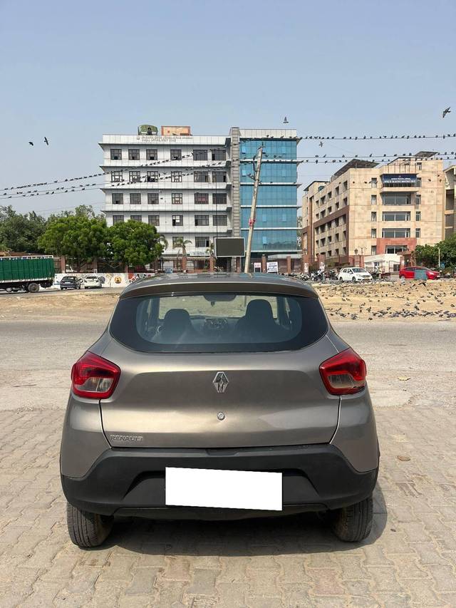 https://images10.gaadi.com/usedcar_image/4553137/original/processed_6a2f3ec37a00460f76d11c6958887f1a.jpg?imwidth=6402