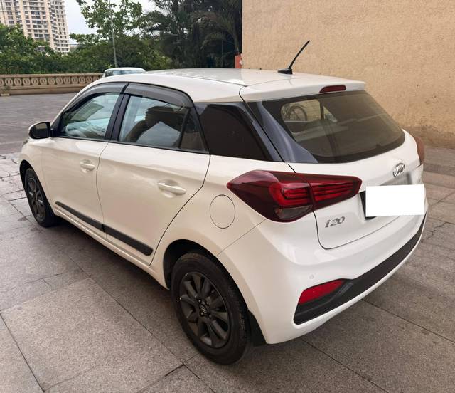 https://images10.gaadi.com/usedcar_image/4553159/original/processed_236661a03b5015b49414fbb64d8d8da0.jpg?imwidth=6402