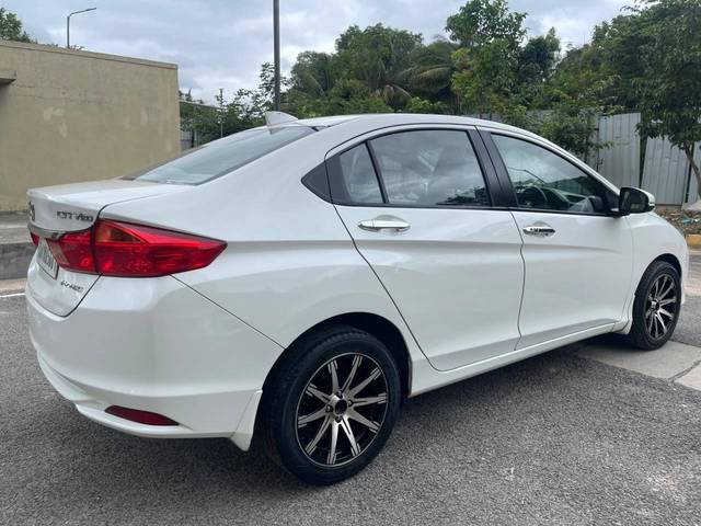 https://images10.gaadi.com/usedcar_image/4553160/original/processed_eab0a0d2f8c7eef184fe9232cfbf0298.jpg?imwidth=6402