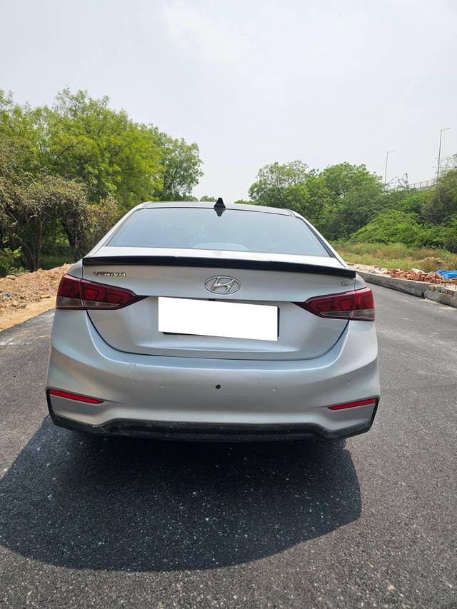 https://images10.gaadi.com/usedcar_image/4553230/original/processed_b233ad7d8ad61679d7c51a4e98939b60.jpg?imwidth=6402