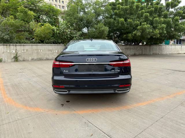https://images10.gaadi.com/usedcar_image/4553299/original/processed_5d591c9d-0ad9-45dd-a87a-3f32b687ad73.jpg?imwidth=6402