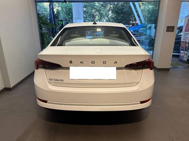 https://images10.gaadi.com/usedcar_image/4553403/original/processed_e0d4b38fe286431bd3aa7e0dc5e09335.jpeg?imwidth=6402