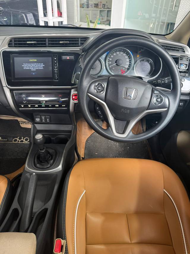 https://images10.gaadi.com/usedcar_image/4553425/original/2d4d1076f77d45660c42ece2450a8144.jpg?imwidth=6402