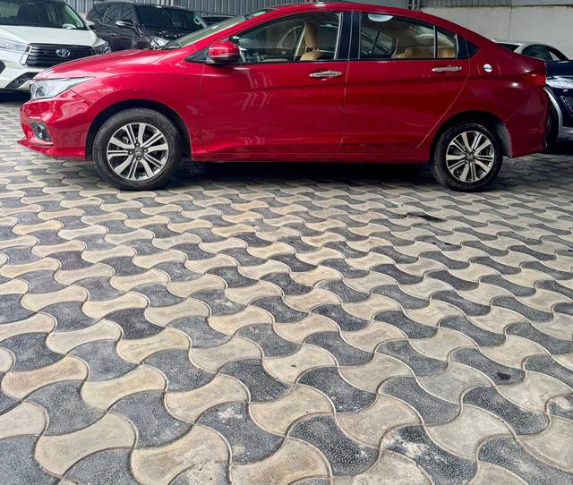 https://images10.gaadi.com/usedcar_image/4553425/original/processed_35c040be3afe455004d07ae68fc68e9e.jpg?imwidth=6401