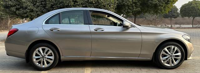 https://images10.gaadi.com/usedcar_image/4553433/original/0d29b0387adf390d34e269648e410b1a.jpg?imwidth=6401