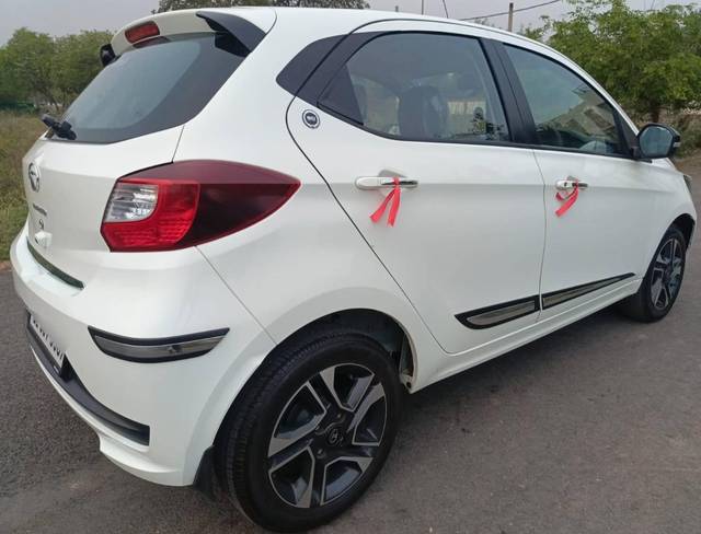 https://images10.gaadi.com/usedcar_image/4553437/original/processed_8969449bf793c6725e8aa637e321be4f.jpg?imwidth=6402