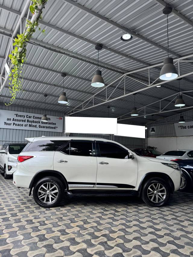 https://images10.gaadi.com/usedcar_image/4553453/original/processed_34873154cfa263a3b76eba8f1bcf16ce.jpg?imwidth=6402