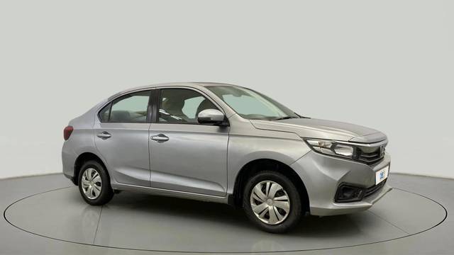 https://images10.gaadi.com/usedcar_image/4553515/original/956632e15c4cf46fca26d504a5dd960f.jpg?imwidth=6400
