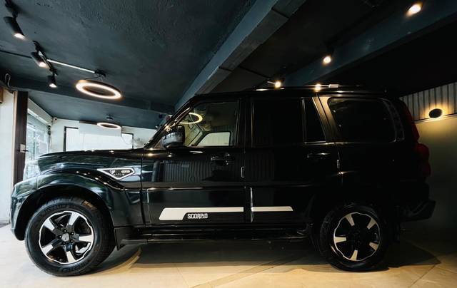 https://images10.gaadi.com/usedcar_image/4553570/original/396f35c34afeb674ede1c78f2993b88d.jpg?imwidth=6402