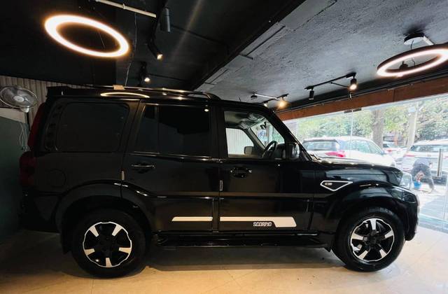 https://images10.gaadi.com/usedcar_image/4553570/original/processed_8f62b1844798834d4adbfae3e7513320.jpg?imwidth=6401