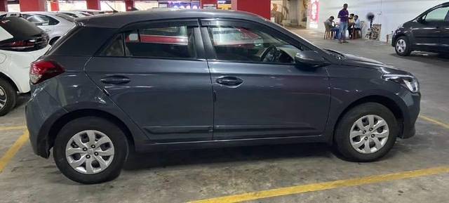 https://images10.gaadi.com/usedcar_image/4553571/original/processed_59c59235-9bfe-4bc9-9318-b90a361ca52e.jpeg?imwidth=6401