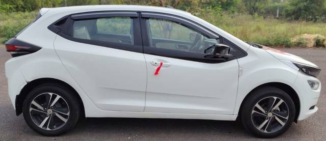 https://images10.gaadi.com/usedcar_image/4553607/original/fb1d92ddd1ccfdc309f131e108b2cba2.jpg?imwidth=6401