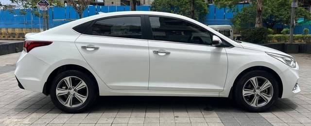 https://images10.gaadi.com/usedcar_image/4553612/original/processed_02ef539511c7b0c3a9d0823c486a9c73.jpg?imwidth=6401