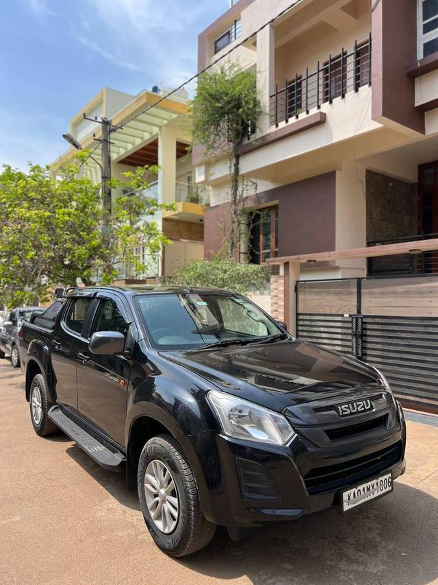 https://images10.gaadi.com/usedcar_image/4553620/original/processed_885cf208-eb08-457d-931e-f1fc673fd4c0.jpg?imwidth=6400