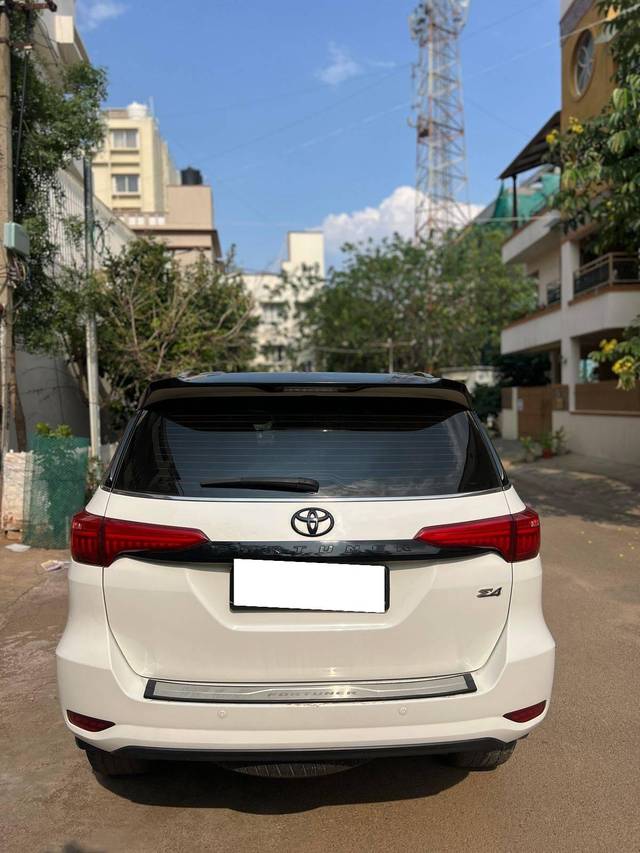 https://images10.gaadi.com/usedcar_image/4553626/original/processed_596f2a11-0158-43f9-8bd9-cd3b90d044d5.jpg?imwidth=6401