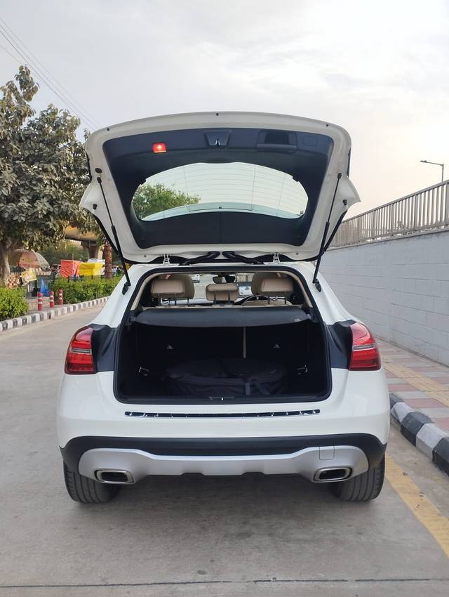 https://images10.gaadi.com/usedcar_image/4553629/original/2c1724f1a18782f39ff667b265163f65.jpg?imwidth=6402