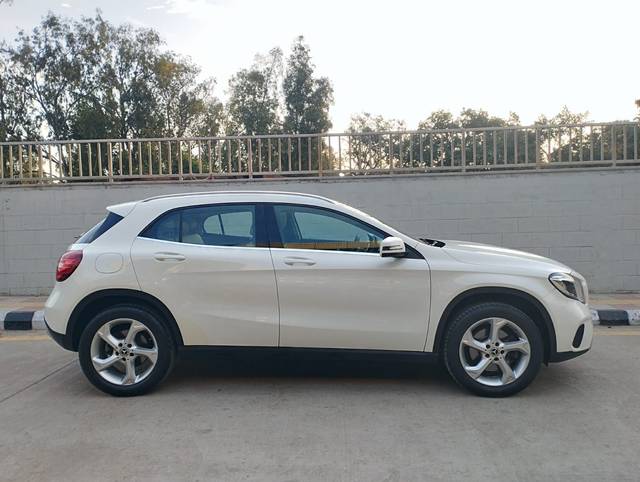 https://images10.gaadi.com/usedcar_image/4553629/original/4eb82b758e6915f7e54c018c450e148c.jpg?imwidth=6401