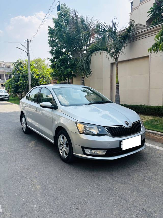 https://images10.gaadi.com/usedcar_image/4553639/original/processed_daff940e-1fa4-4fa7-986d-a91ccadba78a.jpg?imwidth=6400