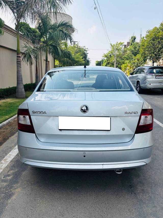 https://images10.gaadi.com/usedcar_image/4553639/original/processed_e0706e97-e461-4650-ac8f-121c2c2cd7ae.jpg?imwidth=6401