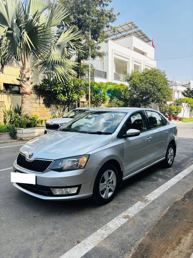https://images10.gaadi.com/usedcar_image/4553639/original/processed_faa91be9-e2ae-4cde-b946-1ab33700d2bd.jpg?imwidth=6402