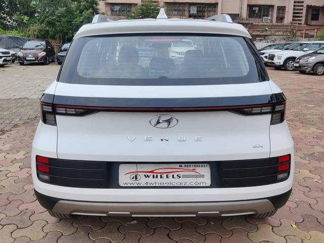https://images10.gaadi.com/usedcar_image/4553675/original/processed_8f8bc25e136302d5a75ef60bbe28d2fc.jpeg?imwidth=6402