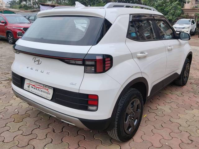 https://images10.gaadi.com/usedcar_image/4553675/original/processed_b7698daf65ff60ac0697b30b5ff7e6c0.jpeg?imwidth=6401