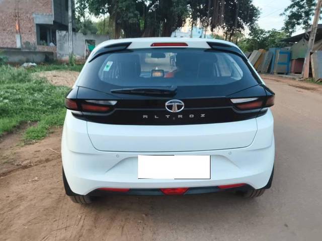https://images10.gaadi.com/usedcar_image/4553724/original/processed_ef365abe-50a5-46ce-a0b2-793780dfd5cc.jpg?imwidth=6400