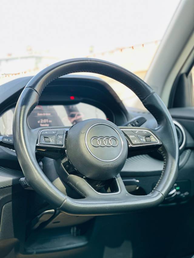 https://images10.gaadi.com/usedcar_image/4553762/original/b9d3f23390eed8b4b171a5dc5216d8fe.jpg?imwidth=6402