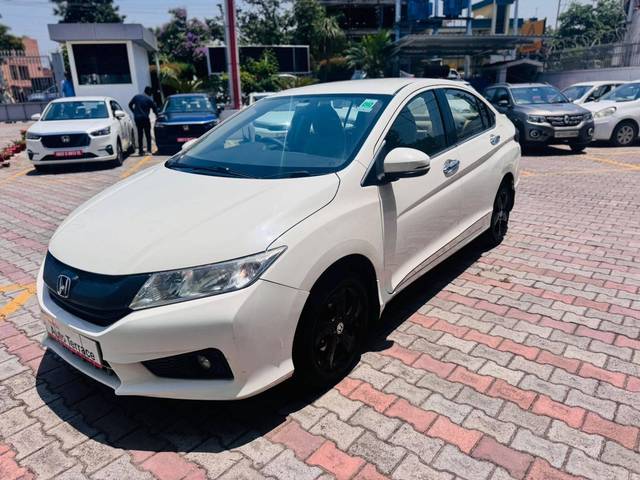 https://images10.gaadi.com/usedcar_image/4553780/original/processed_11c45062e27bf5aff2316eb3d5a2dd84.jpg?imwidth=6402