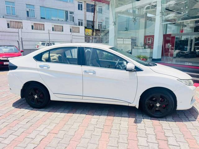 https://images10.gaadi.com/usedcar_image/4553780/original/processed_eabc25ee45c930234ad409e4e3abf0bc.jpg?imwidth=6401