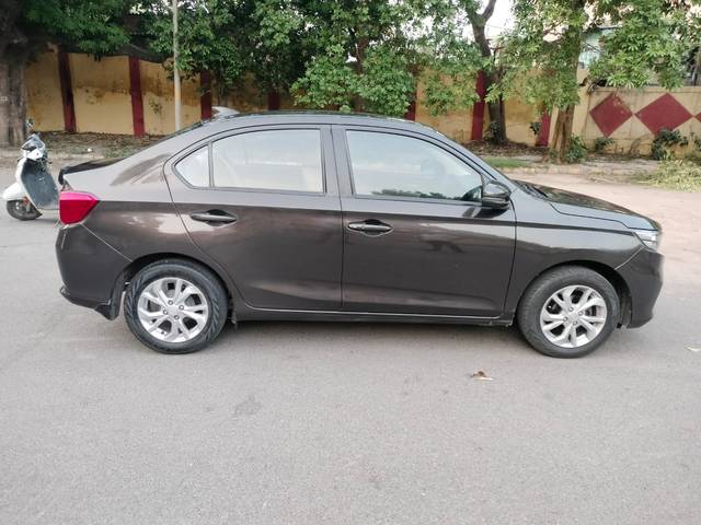 https://images10.gaadi.com/usedcar_image/4553795/original/aa0b0aac2cf1fb728d3f9d7964b819ff.jpg?imwidth=6401