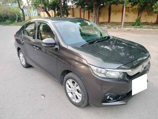 https://images10.gaadi.com/usedcar_image/4553795/original/processed_c68efe47f16373ba7eb403dc754b6b60.jpg?imwidth=6400