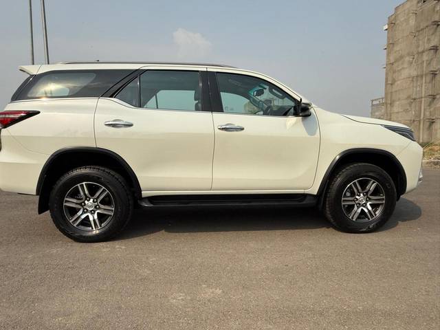 https://images10.gaadi.com/usedcar_image/4553809/original/b786cf941cb11821945b4401066da524.jpg?imwidth=6401