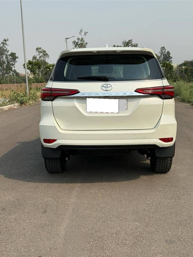 https://images10.gaadi.com/usedcar_image/4553809/original/processed_6729d727b7f277b0e9a33dbb17b5ccc3.jpg?imwidth=6402