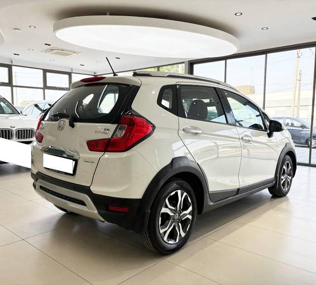 https://images10.gaadi.com/usedcar_image/4553881/original/processed_bee18b1dde5ec7b600b9c8a115d26c56.jpg?imwidth=6402