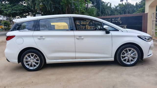 https://images10.gaadi.com/usedcar_image/4554058/original/processed_6acab9c70985bf7afa2da10bb002fe4c.jpg?imwidth=6401
