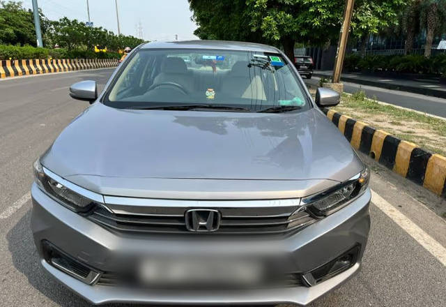 https://images10.gaadi.com/usedcar_image/4554068/original/c2f0c61e-cfcc-4b0c-b4fd-3ea22dd9d1b5.?imwidth=6400