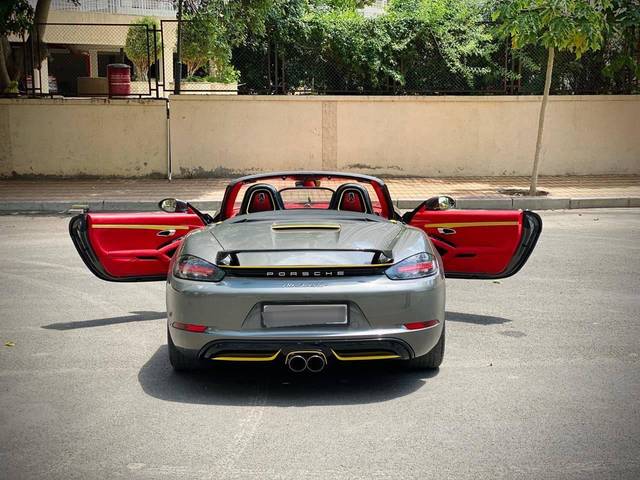 https://images10.gaadi.com/usedcar_image/4554104/original/processed_1698f04bd04564d65437c95cfd61c820.jpg?imwidth=6402
