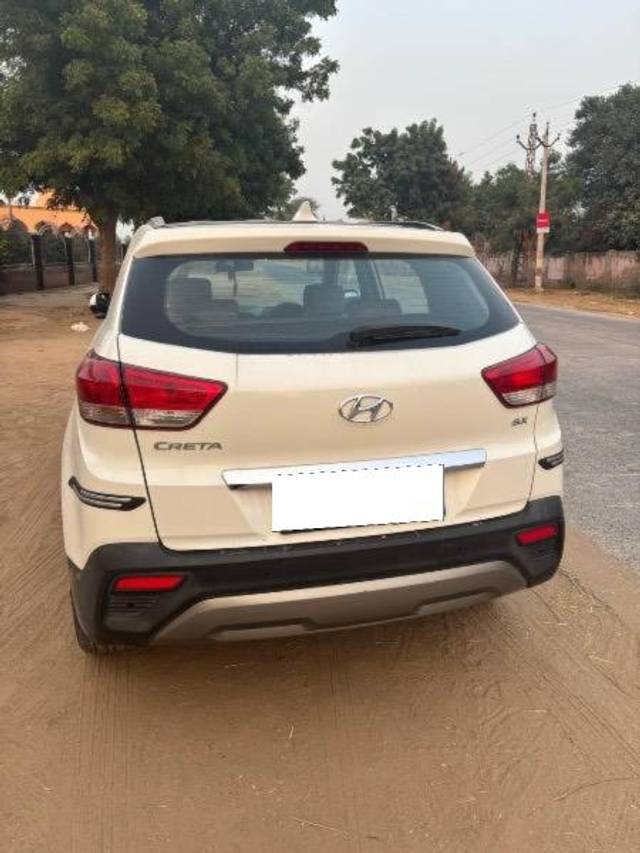 https://images10.gaadi.com/usedcar_image/4554143/original/processed_66057a09-f1fe-4042-971b-b4aad9eafd07.jpg?imwidth=6402