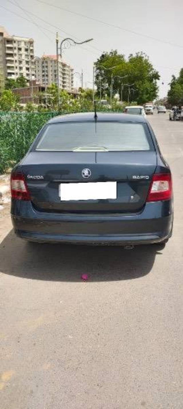 https://images10.gaadi.com/usedcar_image/4554222/original/processed_8823bfa4-87cf-4b2f-a8b8-dccfe0e857e4.jpeg?imwidth=6402