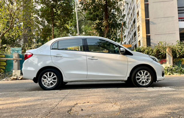 https://images10.gaadi.com/usedcar_image/4554459/original/b57e67884494b9b4a58364fef35924e1.jpg?imwidth=6401